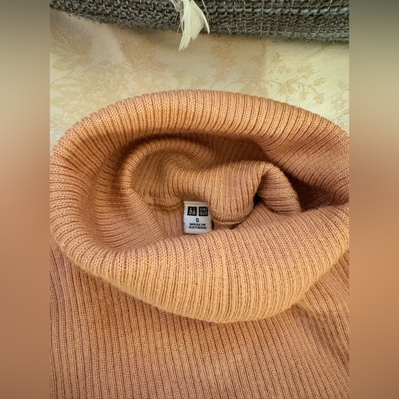 Uniqlo Merino Wool Ribbed Turtleneck Sweater 🥀 - Picture 2 of 9